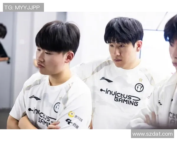 台下的Shadow紧张观战每一场团战心情跌宕起伏如同亲历战斗般激烈 台下的Shadow紧张观战每一场团战心情跌宕起伏如同亲历战斗般激烈